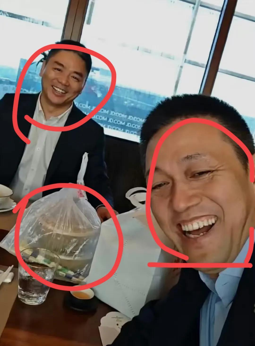 蔚来老总可能也是万万想不到！
自己西装革履配东哥的外卖！
居然还特别和谐！
本以
