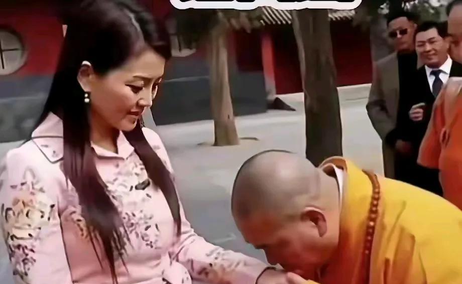这花和尚，真是奇葩，竟然对美女这样做，这是哪里的礼节？我们国家有这样的礼节吗？