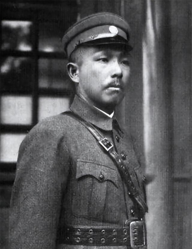 川军将领逛青楼, 为陪酒女打蒋介石耳光, 33年后老蒋任他当省主席