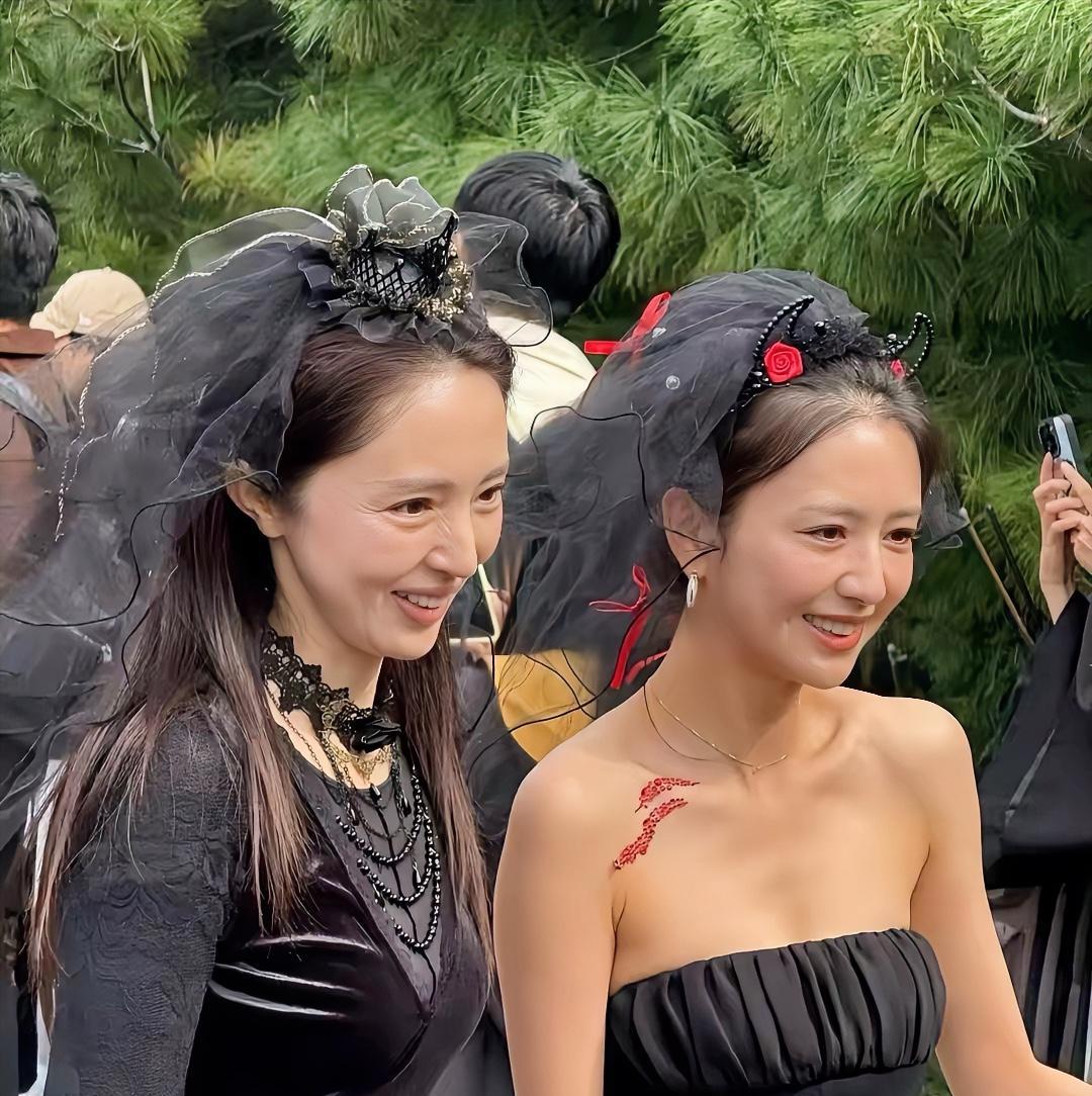 董璇和佟丽娅一对比，还是皮肤黑的抗老，不容易起皱纹