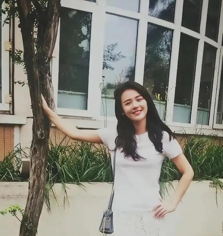 大学时期的马思纯，又瘦又会穿，真是美呆了！
白色T恤+白色蕾丝半身裙，穿出了简约
