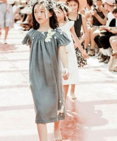 李嫣头戴鲜花走在台上，女大十八变，她比小时候好看多了，是个活得漂亮的女孩。 ​​