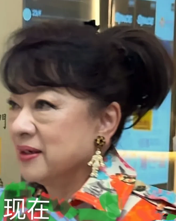 翁倩玉如今容颜老去变化惊人，年轻时的她美得夺目，即便与林青霞同框也毫不逊色。岁月