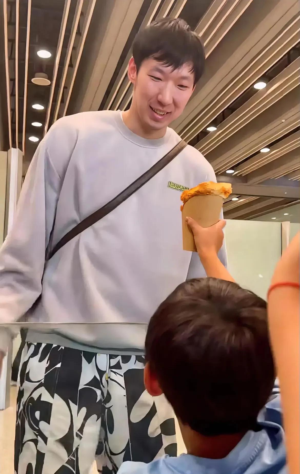 对不起，我实在是没法共情周琦
不是因为他参加亚洲杯解说
而是他在赛前
转发自己的
