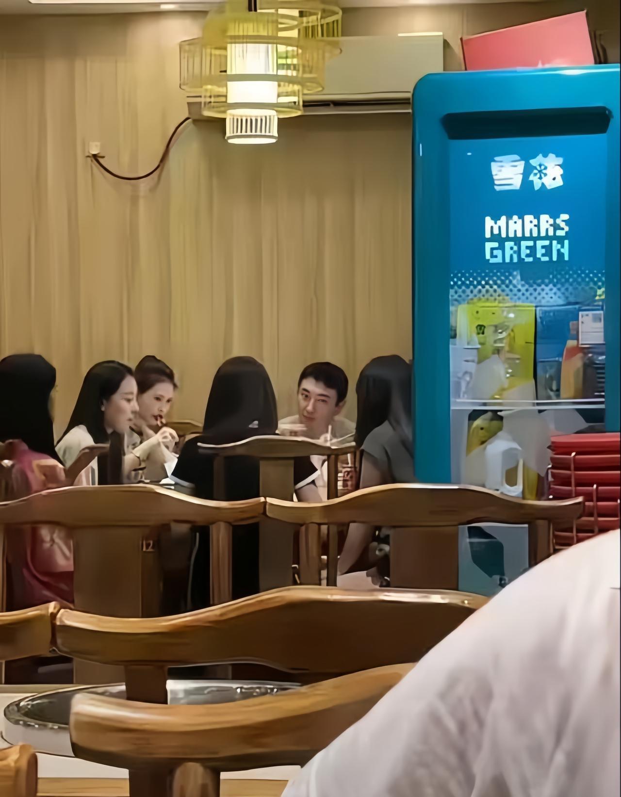 “王校长”曾经吃饭的画面，坐了一圈美女，他这表情更像是她们的老板，还是蛮有气场的