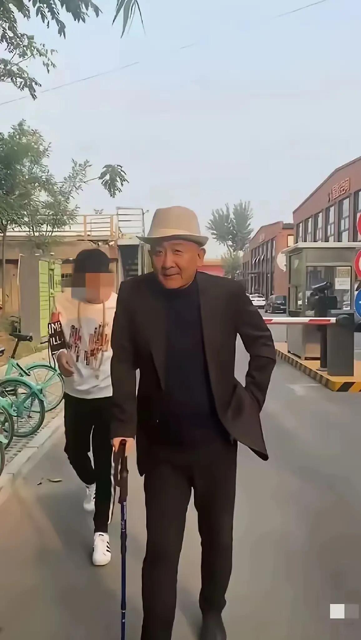 他颜值一般，但这一身打扮真的很接地气，没有明星的偶像包袱，看着是一位有气质的老人