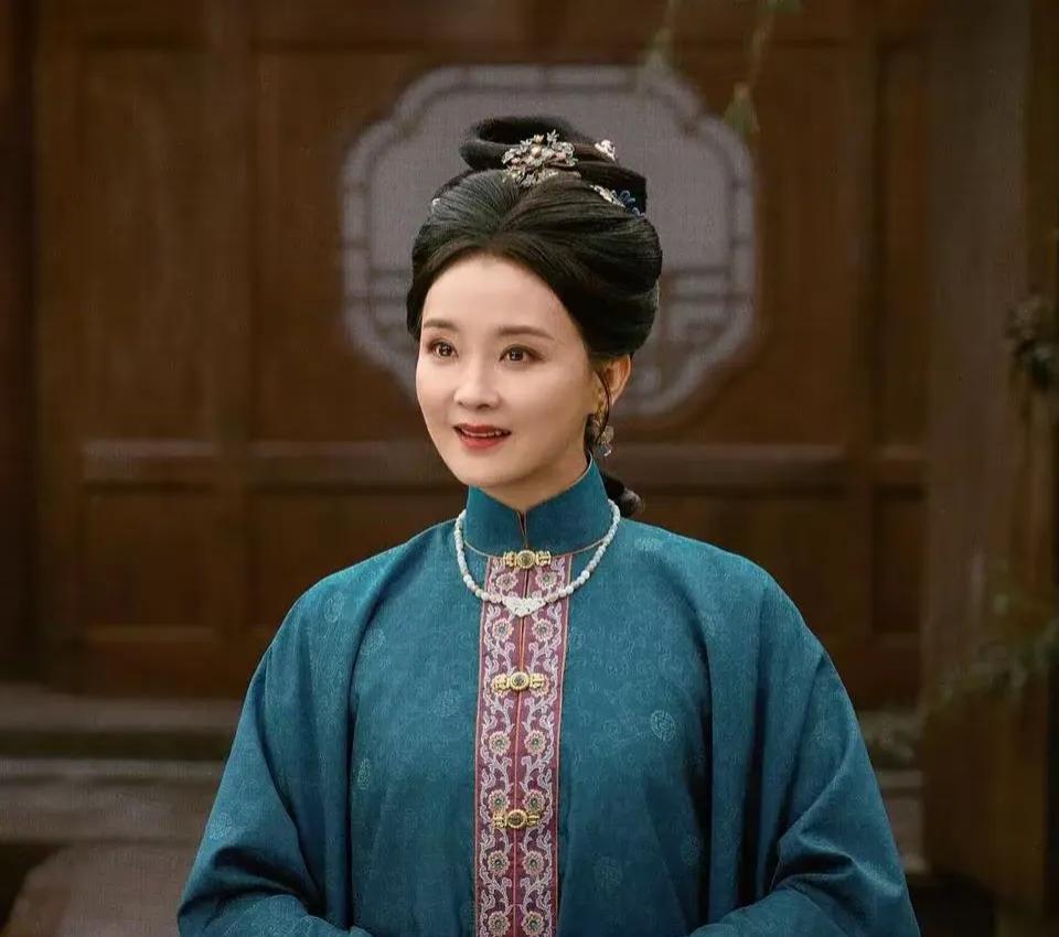 在娱乐圈这个充满滤镜与修图的世界里，一群实力派女演员正以一种前所未有的勇气，挑战