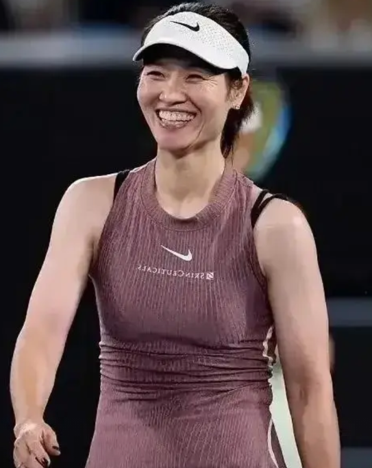 李娜不打球后，生活安排得井井有条。

首先，她接了不少广告，劳力士、奔驰和耐克这