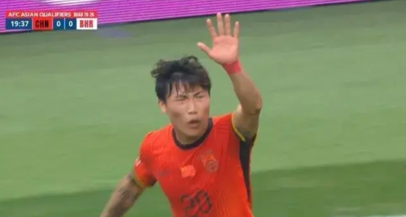 国足1-0巴林！全场最差当属谢文能，结婚后的谢文能没有过人，没有射门，只有连续发