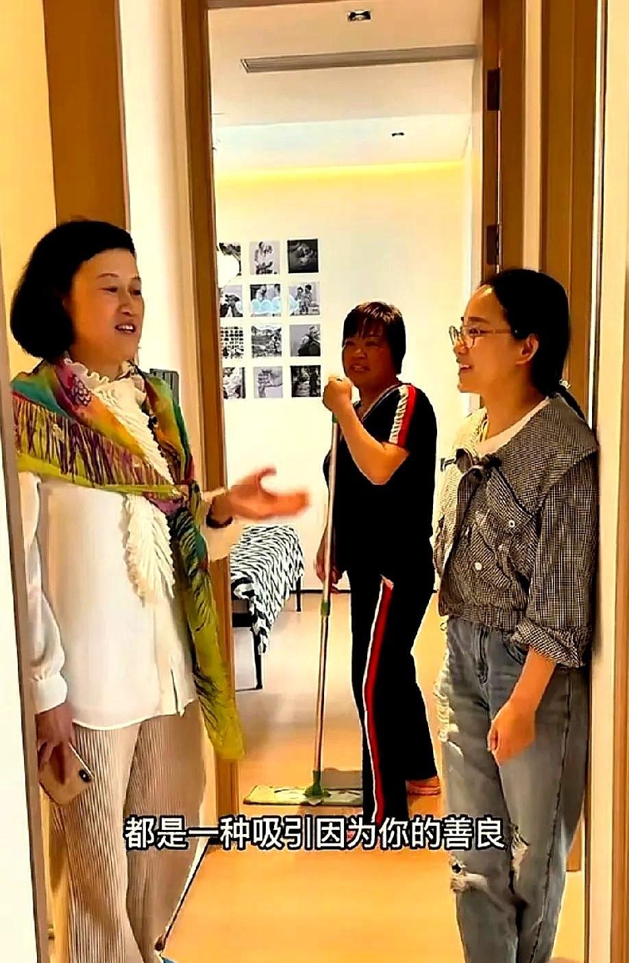 这就是小凤打算卖掉的房子吧，当初小凤就是带阿姨打扫过。
一开灯就能看见墙上挂的手