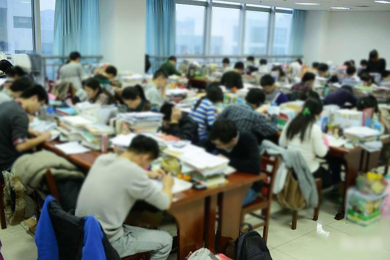 年轻人在找工作的时候真的不能太挑剔，现在的经济形势和就业格局与以往不一样，好工作