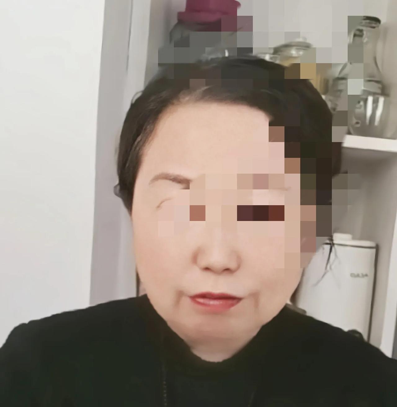舅一壶她在家里翻呀翻翻出来的，她又否认。
明明她自己说赔了两百个W给她，她又说大