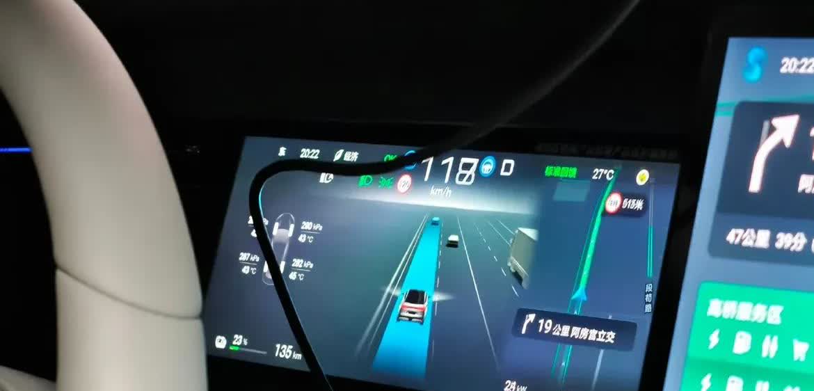 说实话，汉L EV四驱的续航完全超过了我的预期。。

高速120km/h跑，