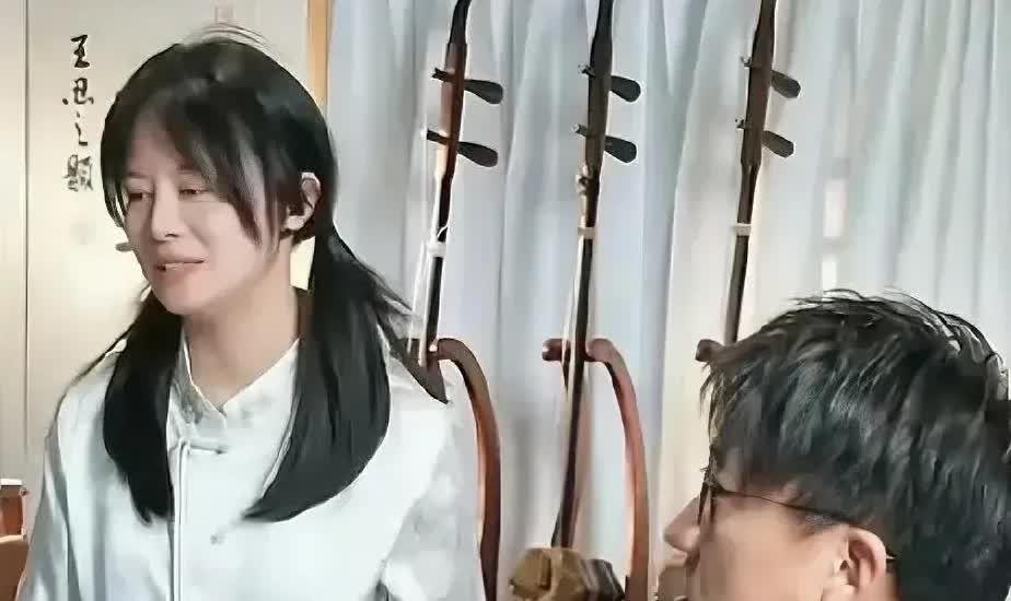 哎哟喂，网红二饼和“活王”力哥最近可真是忙到脚不沾地，简直要飞起来了！二饼那边，