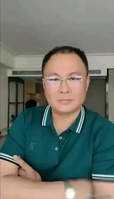 原来静思有我老师长这样。文质彬彬的样子，眼神好犀利。用他那种略带沙哑的磁性男中音