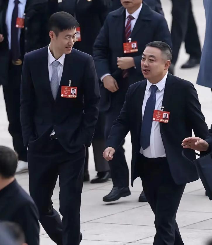 打工人上班具象化了！刘国梁卸任乒协主席，走路带风，满脸自信，接任的王励勤意气风发