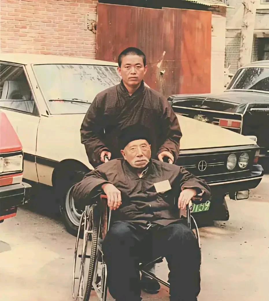 16岁的释永信，和一位大师合照，身后这辆汽车看起来挺眼熟，刚开始以为是桑塔纳，但