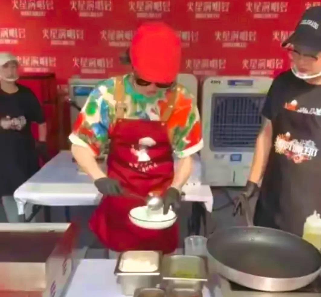 华晨宇跨界开炒饭摊，烟火气里玩转宠粉新花样
当“火星鬼才”华晨宇脱下舞台战袍，系