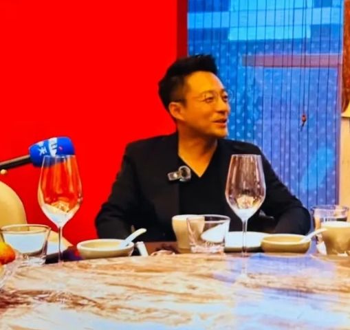 大家不要羡慕小菲哥了，
因为我们永远不可能成为他！
仅仅一个条件，我们就无法达到