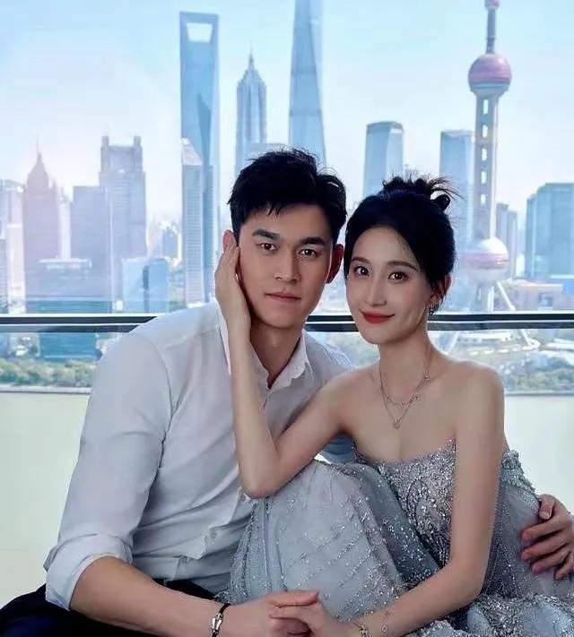 当孙杨与张豆豆同框拍摄时尚新娘大片，那画面瞬间凝固了时光。孙杨，身姿如松般挺拔，
