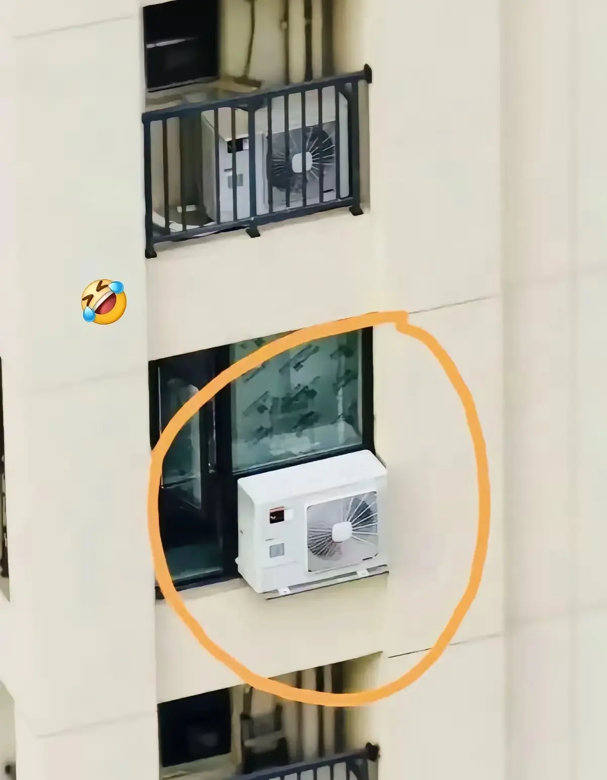今天我无意中翻墙的时候，看见小区住户，他们家的空调外机怎么是这么安装起的呢？是安