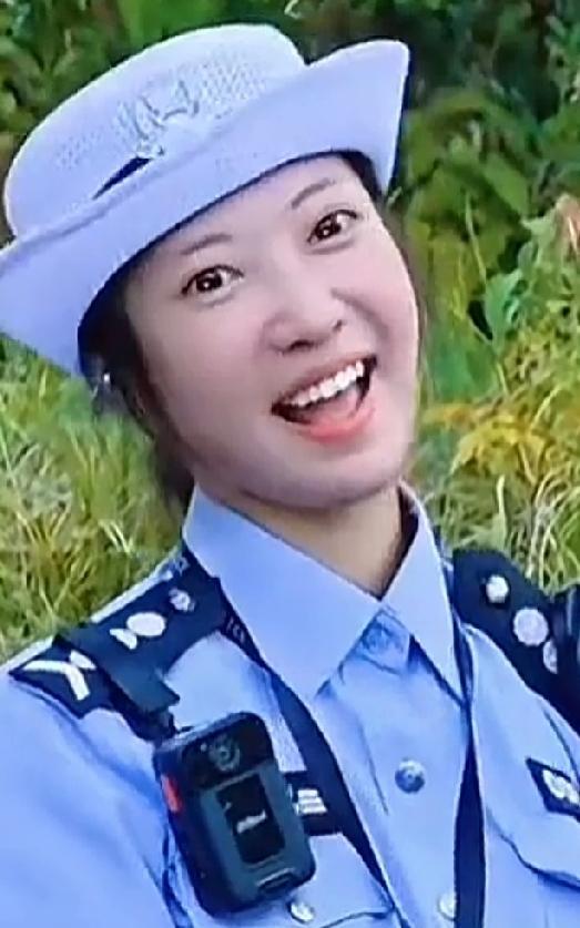 兔子警官着实既亲民又可爱。当小美女喊她一声姐姐时，她竟绽放出灿烂的笑容，还不停地