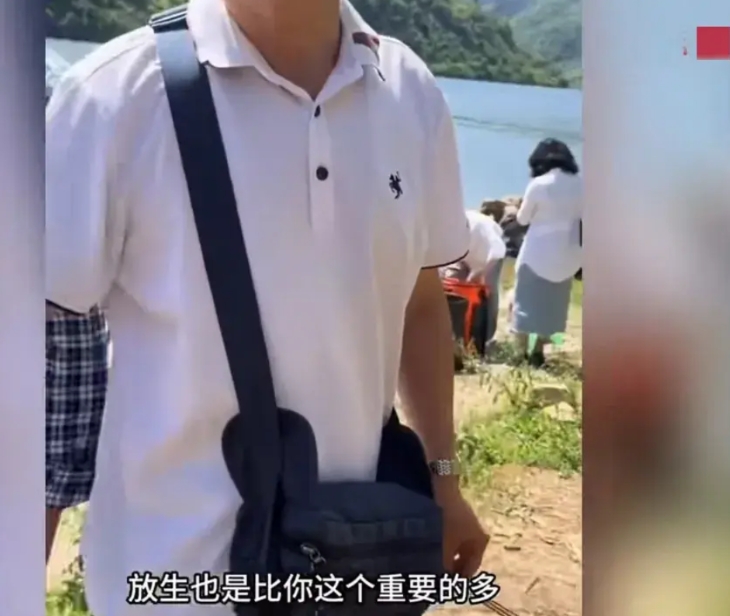 近日陕西安康，一36岁男子在江边钓鱼，突然，一群男女朝他走了过来，每个人手里还拿