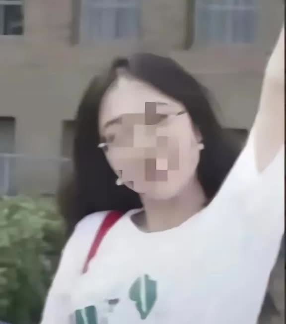 瓜又闹大了？来看看怎么回事儿


杨景媛当讲解员上校报
剪了短发也上了校