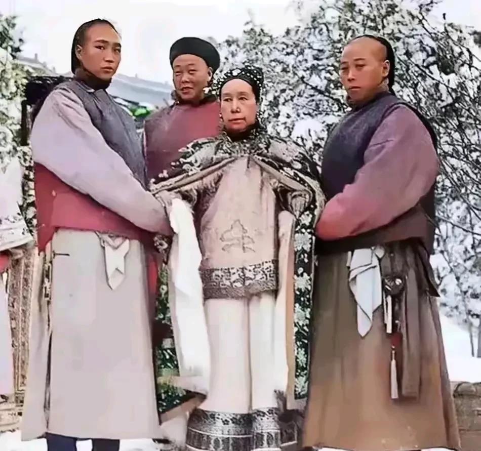 这是一张1903年慈禧太后在颐和园赏雪时拍的照片，与我们想象的形象大相径庭！
慈