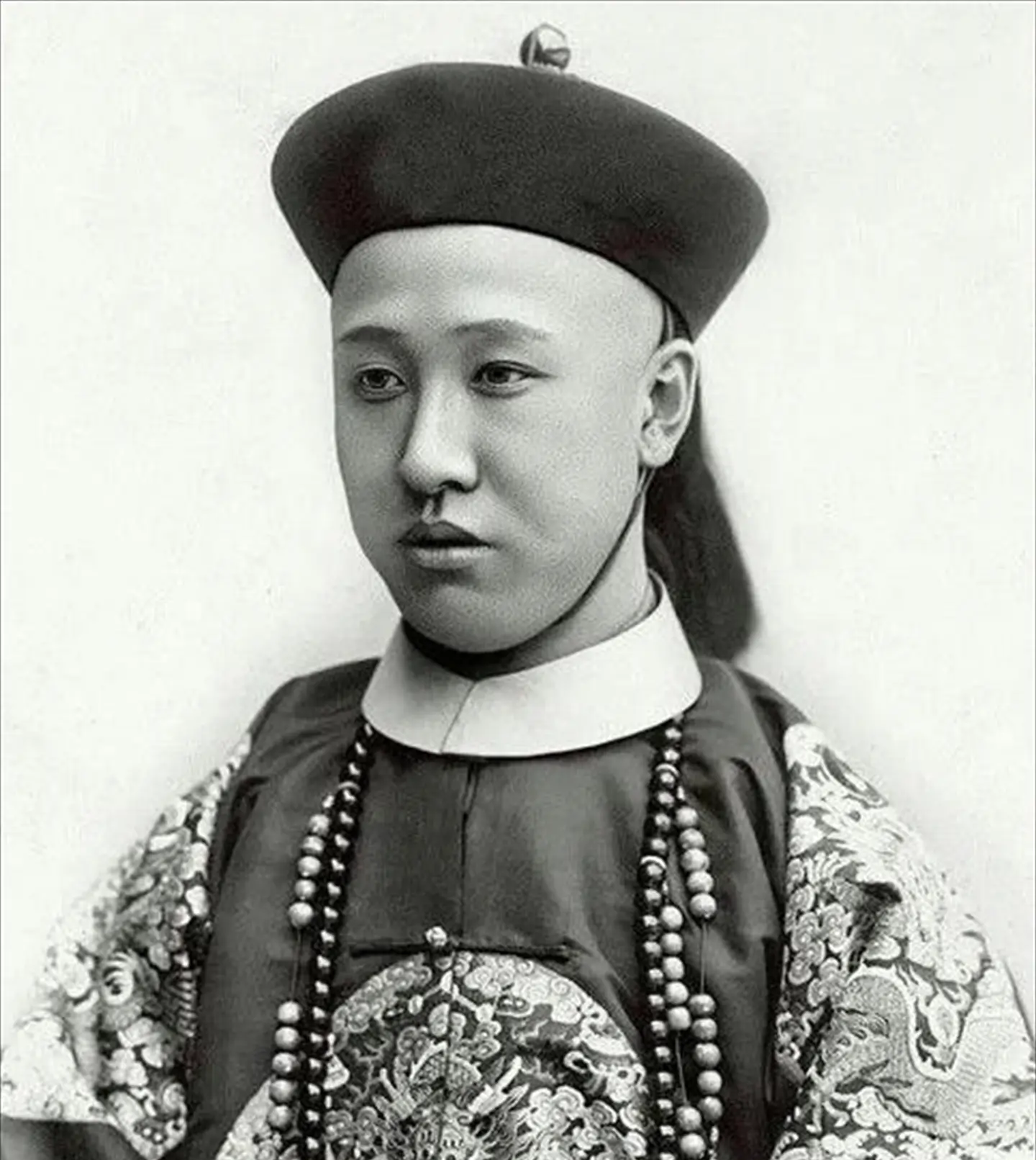 溥仪他爹长得蛮帅的，溥仪没遗传到啊