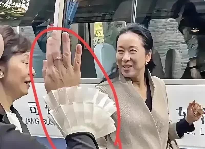朱玲玲，现年63岁，近日在尖沙咀与前夫霍震霆不期而遇，霍震霆驾驶的劳斯莱斯停在她