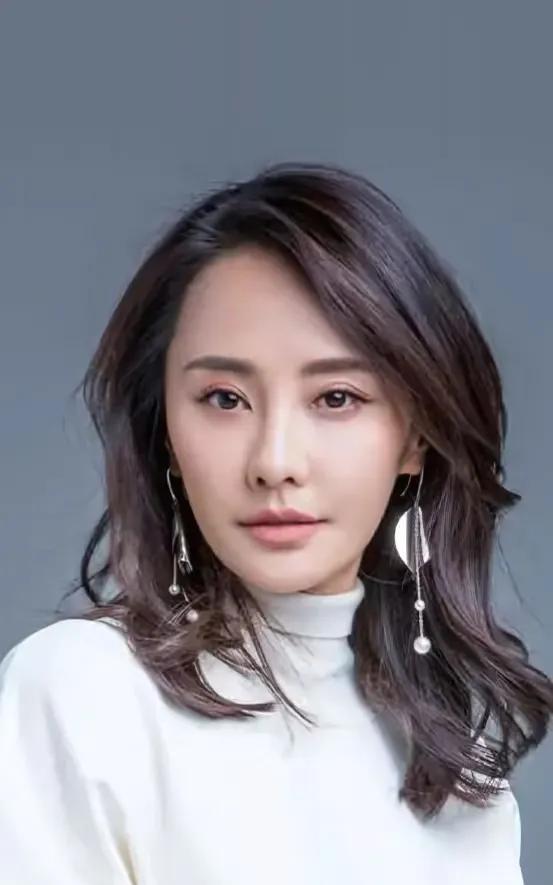 马雅舒，1977年生于云南昆明，回族，毕业于中国戏曲学院。她是知名内地女演员，代