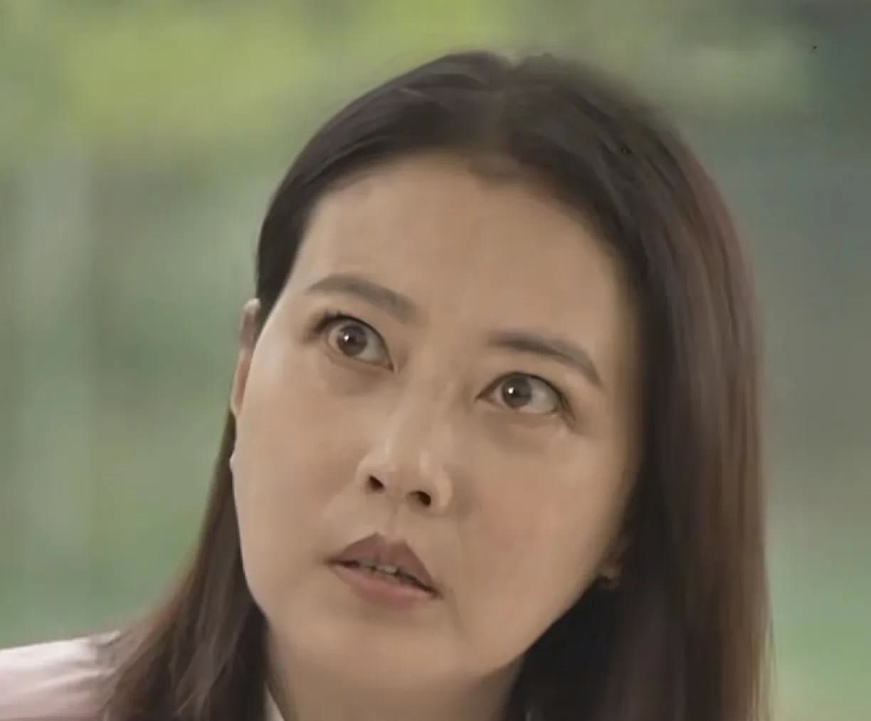 这是2022年周海媚接受《名人面目面》时的样子，此时，从她的脸上就可以看得出，她