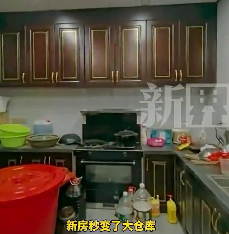 【别致爆改！#男子200万建洋房被爸妈塞满农作物#】湖北的陈先生花200万给父母