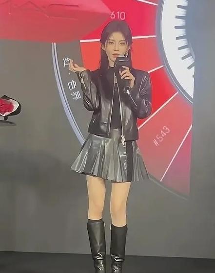 如果有缩头术，鞠婧祎会是第一个去做的吧。光看脸还好，镜头一拉到全身简直惨不忍睹，