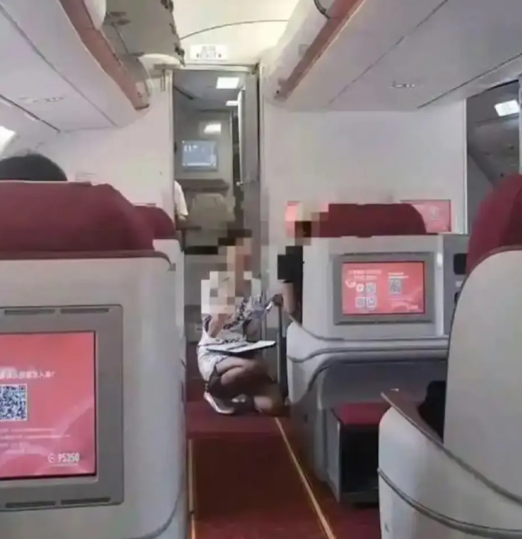 飞机商务舱，空姐给我偷偷的塞来了小纸条