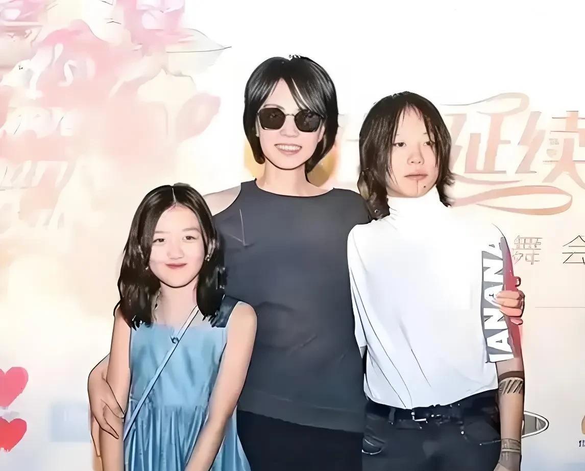 有没有发现，王菲养的两个女儿都很叛逆和自我。
其实王菲一直是一个叛逆的人，这种叛