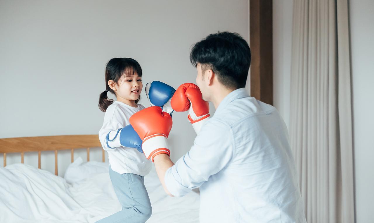 姑娘们从不该被标签框住。
可以温柔似溪，也能挺成山的脊梁；能绘就细腻的工笔，也敢