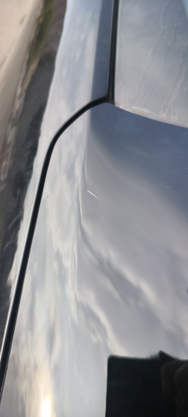 十一代半新车提车回来撕膜的时候
发现膜下面有一道白痕不是划痕，像嵌在车漆里一样找