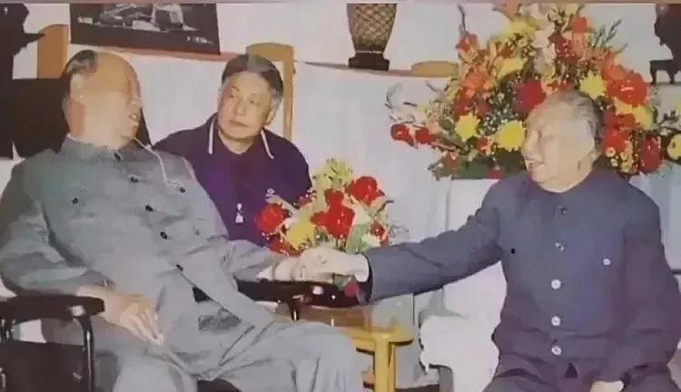 1997年，华国锋看望山西老乡彭真，华国锋一直对彭真这位德高望重的老同志满怀尊重