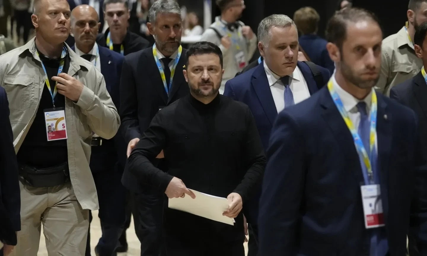 乌克兰安全局最近搞了个大动作，直接没收了对泽连斯基核心圈子的调查材料！



这