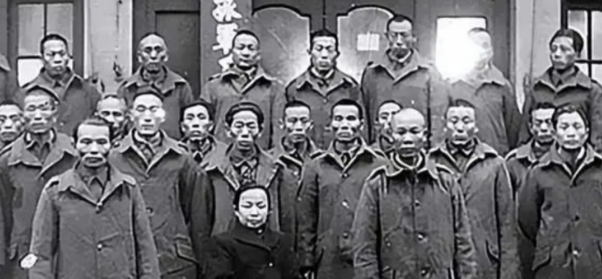 1949年，国军将领谢晋元遗孀带着几十名老部下在街上流浪，陈毅在得知以后，立马暂
