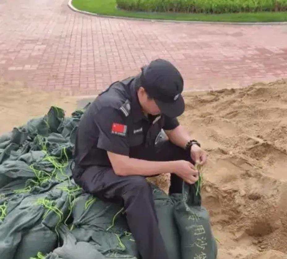 当保安要学会用大脑。一天到晚的靠体力去挣钱是很辛苦的，你要学会用脑子赚钱就轻松了
