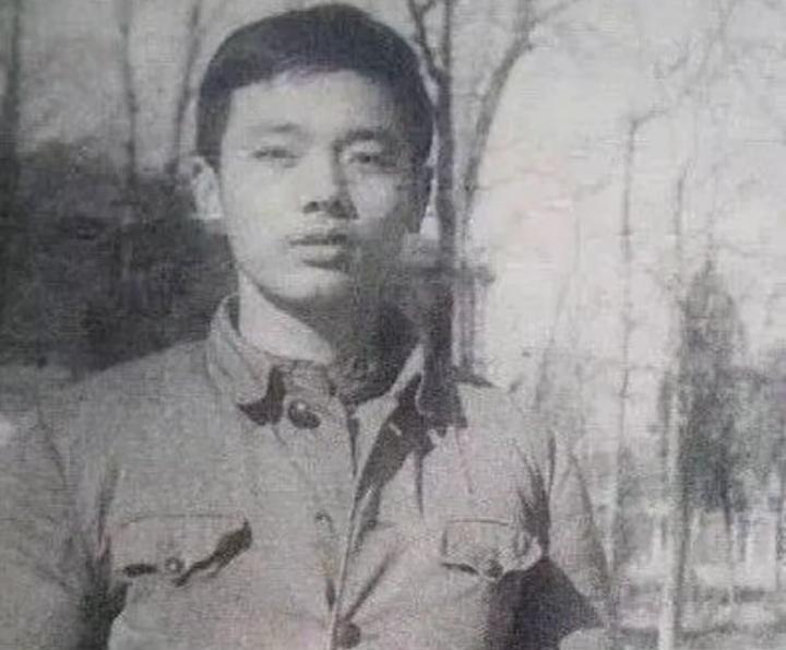 70年代，葛优在昌平县兴寿公社插队的一张罕见的留影，因为他当时
身体单薄被分配去