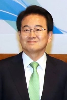 6月11号，李在明拟任的统一部长官郑东泳接受了韩国媒体的采访，提到了“台湾有事不