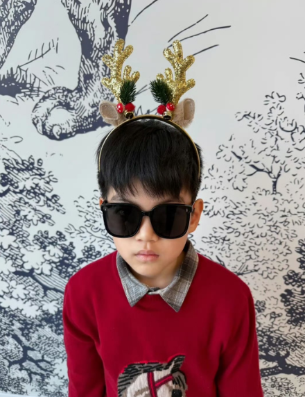 说真的，看到陈晓儿子我有点惊讶
长得不像爸爸也不像妈妈，圣诞节照片可能是角度问题