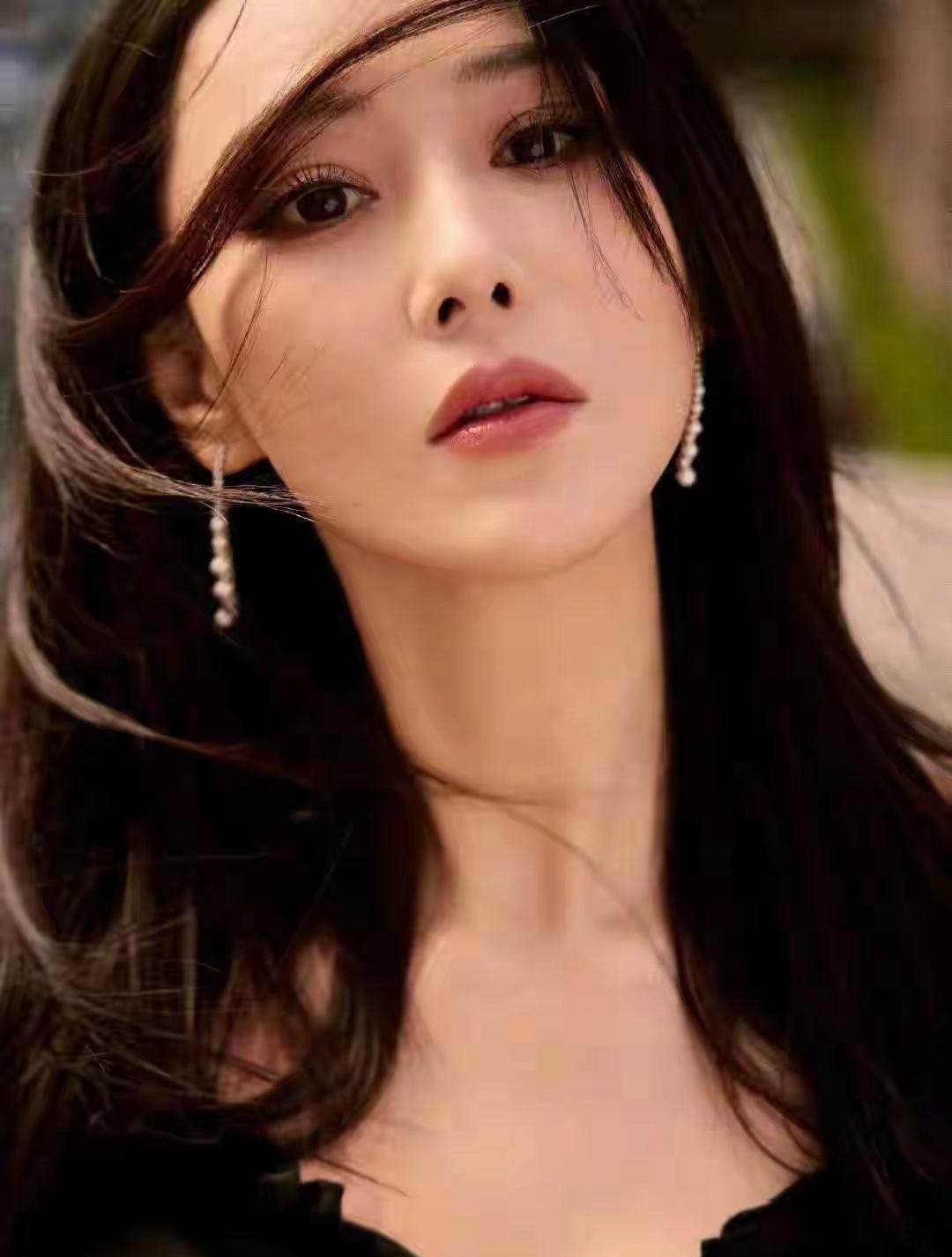 张馨予最近被路人偶遇，这姐们儿身材管理是真到位，随便抓拍都藏不住那股子飒劲儿。要