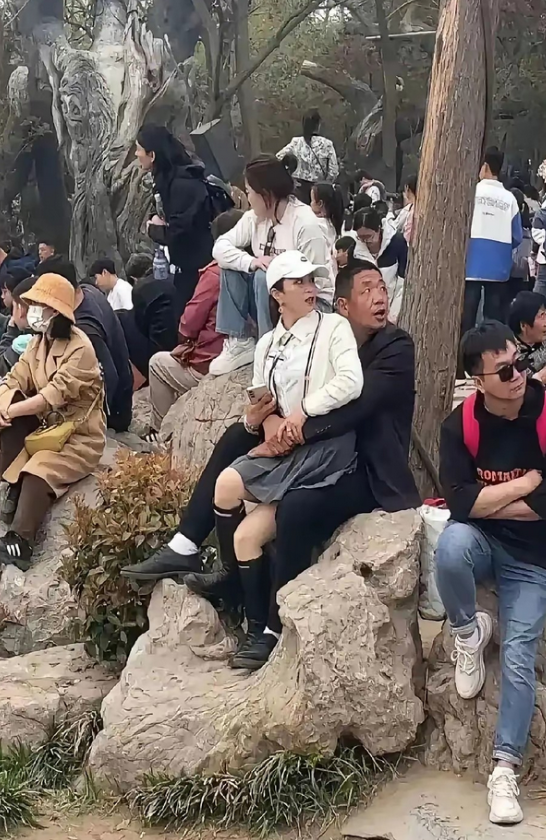 中年夫妻能有这么恩爱，确实不容易，值得赞扬！