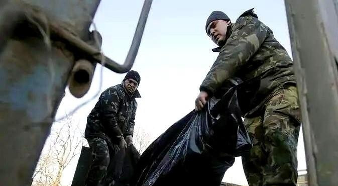 俄乌前线：士兵尸体堆积如山，无人认领！











---




