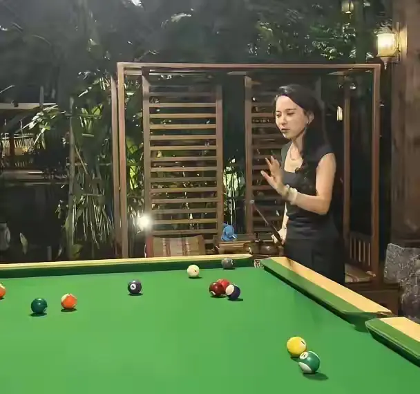 汪峰女朋友森林北打台球，又美又飒！